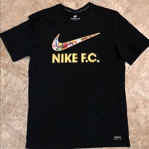 NIKE TEE MENS SIZE MEDIUM